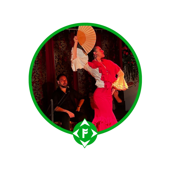 Bailaora flamenca con abanico en plena actuación acompañada por un cantaor, en un tablao tradicional andaluz, enmarcada con el logotipo verde de Ansur-TEILFE en la parte inferior